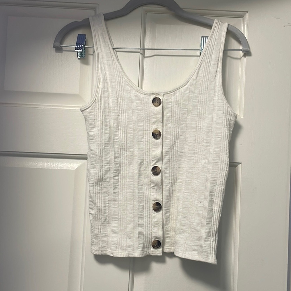White crop tank with buttons. - Picture 1 of 3